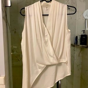 Irregular chic blouse with magnetic clasp. Very chic!!